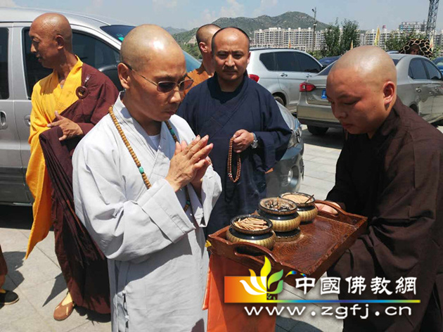 正训阿奢黎印杰法师来到云泉禅寺.jpg
