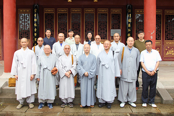 韩中佛教文化交流协会一行莅临我寺参访.JPG