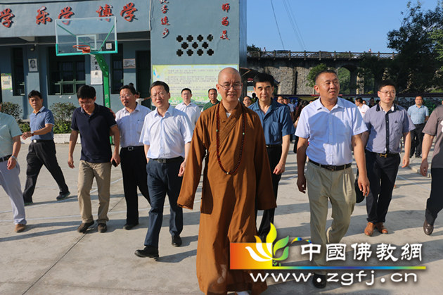 调研组一行来到三合街道拉揽小学走访调研.JPG