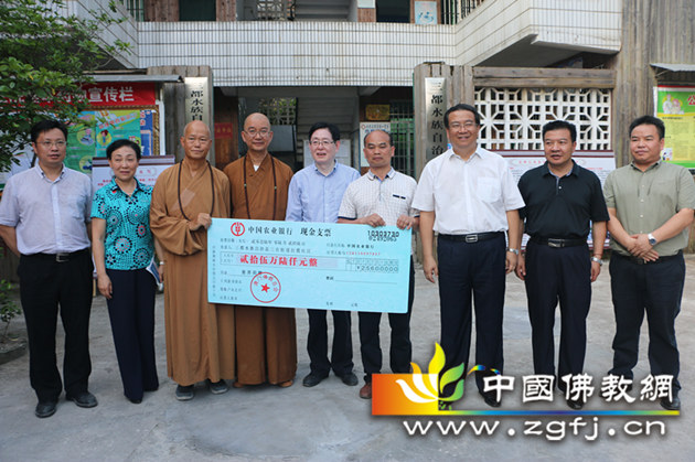 澳门佛教总会会长健钊长老向拉揽卫生院捐赠20万元善款，用于卫生院医务人员培训、医疗设施改进等