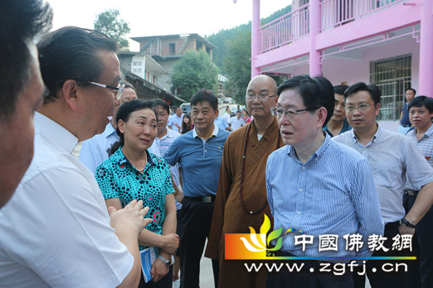调研组一行赶往三合街道拉揽社区卫生院考察调研并听取医疗卫生情况汇报.JPG
