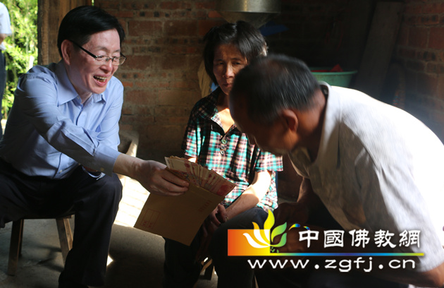 王作安局长、学诚会长等走进贫困户家庭进行实地考察,同时送上慰问金.JPG
