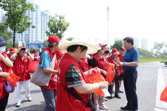 市佛协褚志强秘书长向义工们安排活动任务.JPG