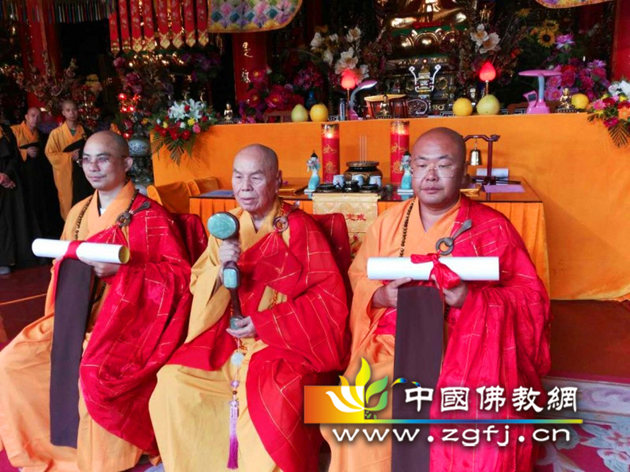 传法：右为果岚法师 左为圣宇法师.jpg