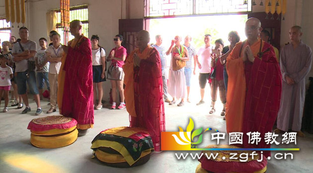 常明大和尚、智果大和尚、慧光法师主法洒净仪式.jpg