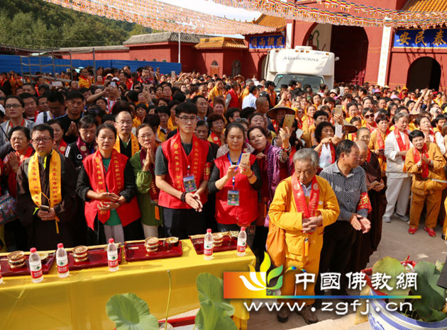 参加法会的十方信众.jpg