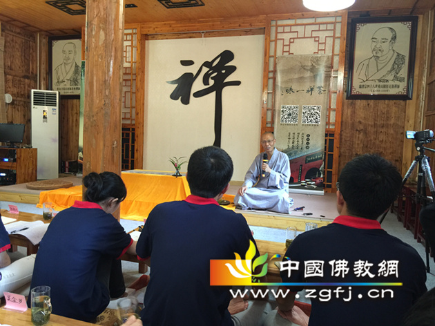明影法师讲授夏令营第一课.JPG