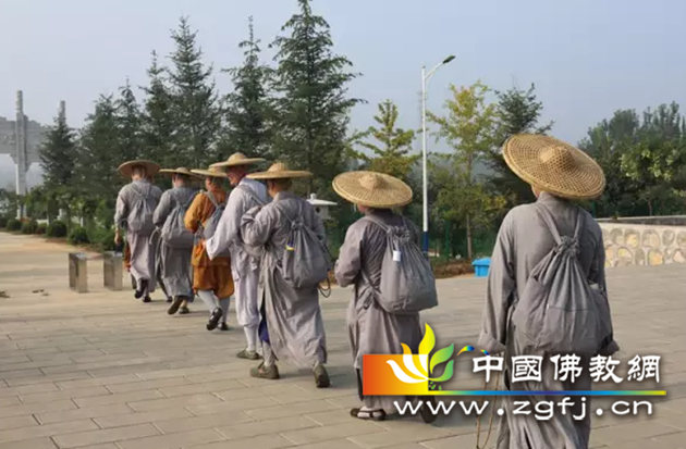 保定凤凰山大佛光寺僧众法师与朝圣团合影留念