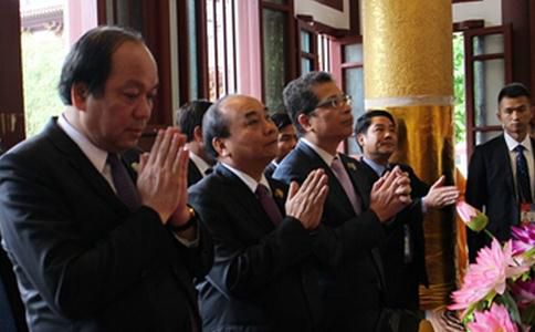 缅甸副总统吴敏瑞先生率代表团赴广西南宁观音禅寺参访