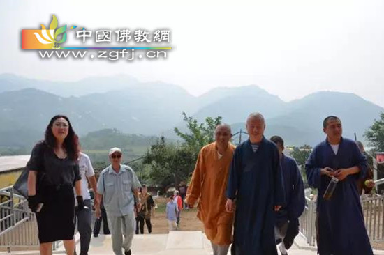 葫芦岛市佛教协会协同兴城般若讲寺中秋佳节走访慰问贫困户慈善活动