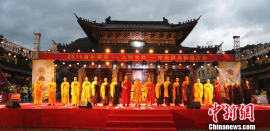 拜月祈福法会上,三大语系佛教僧人祝祷国家兴盛、国泰民安。.jpg