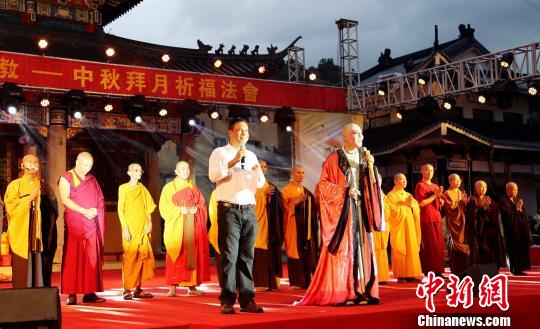 连江宝林禅寺悟演法师主持第十届拜月祈福法会。 .jpg