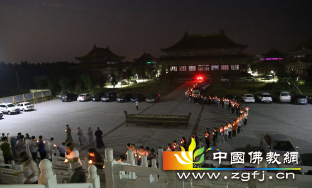 大家欢聚一堂,共度中秋佳节