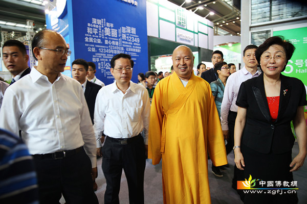 04 印顺大和尚与国家民政部副部长高晓兵（右一）、深圳市市长许勤（左一）、深圳市政府秘书长李廷忠（左一）一起参观展示会.