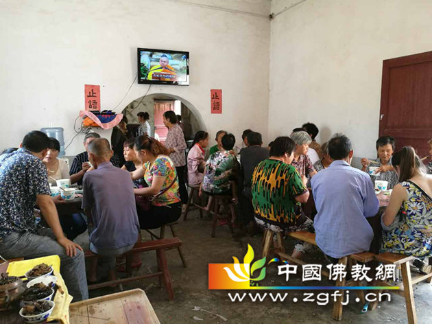 释灵锋法师引领僧众洒净.jpg