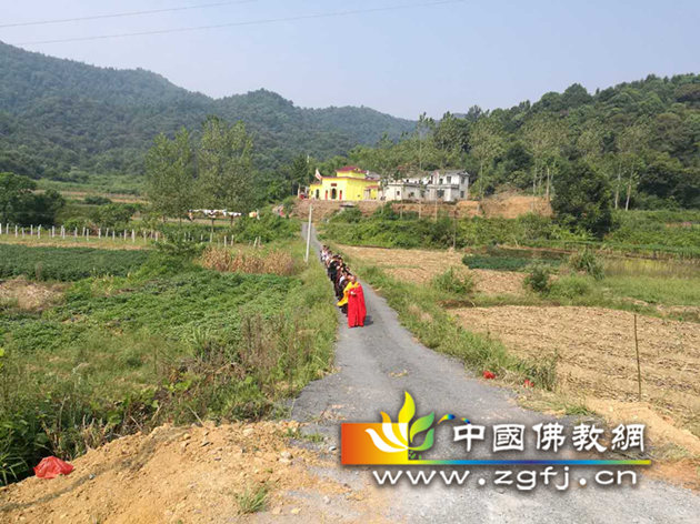 释灵锋法师引领僧众洒净