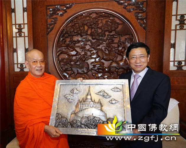 05 帕玛斯提长老赠送国宗局礼物.jpg