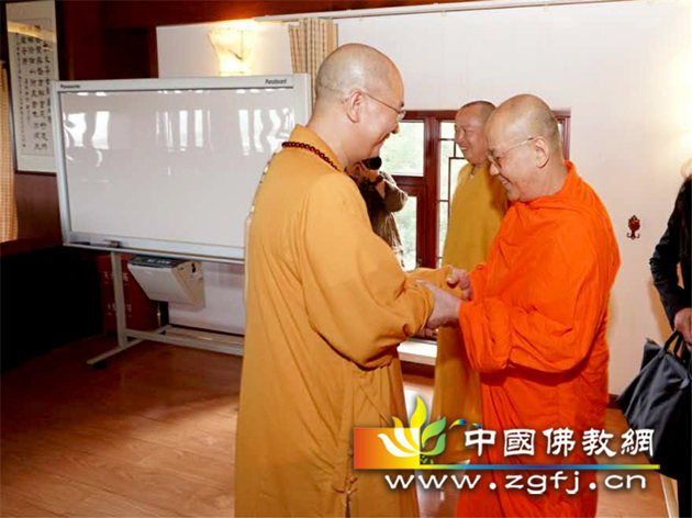 08 学诚大和尚与帕玛斯提长老亲切握手.jpg