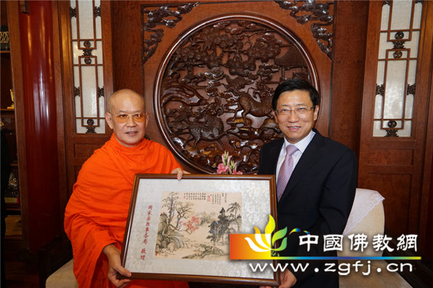 04 蒋坚永副局长代表国宗局赠送帕玛斯提长老礼物.jpg