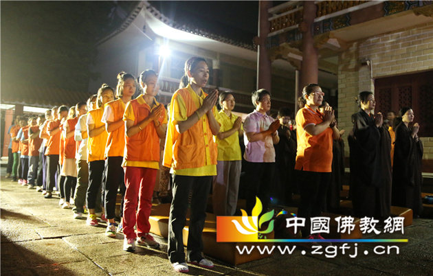 0 虔诚诵经祈福 摄影:蒋大春.jpg