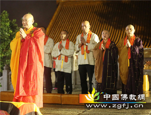 01一如长老主法,九峰禅寺恭请本老舍利代表、弘法寺护法居士恭送舍利启程 摄影:蒋大春.jpg