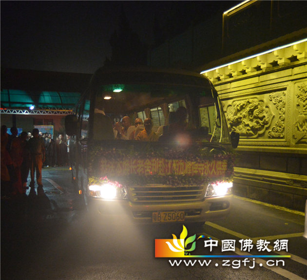 09 恭送本焕长老舍利专车 摄影:马志.jpg