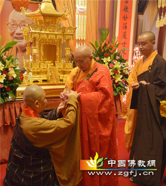 06 九峰禅寺恭请本老舍利代表法师跪接舍利 摄影:马志.jpg