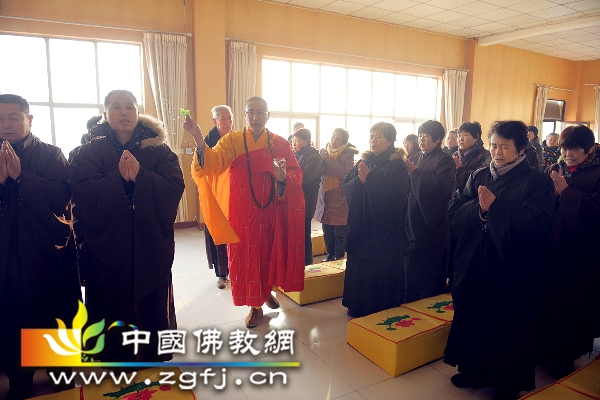 2 开应法师洒净.jpg