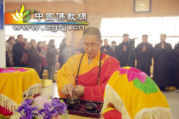 1 开应法师拈香.jpg