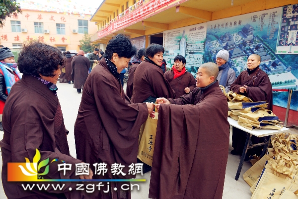 9 法会结束后结缘佛教文化礼品.jpg