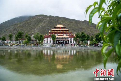 西藏佛学院将在五年内培训750位偏远寺庙僧人.JPG