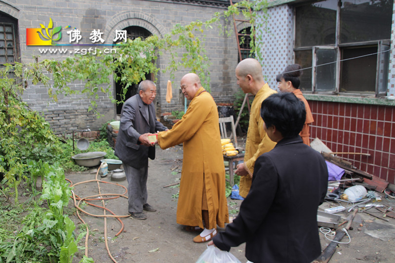 万生法师带领弟子看望贫困户_副本.jpg
