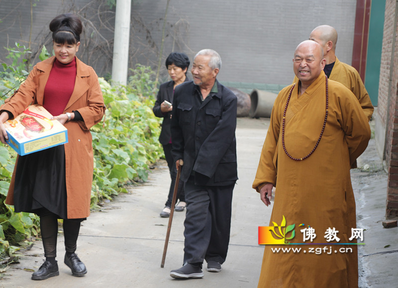 万生法师与贫困户亲切交谈_副本.jpg