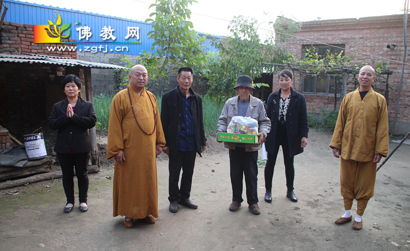 万生法师带领居士与村干部一同前往贫困户家中3_副本.jpg