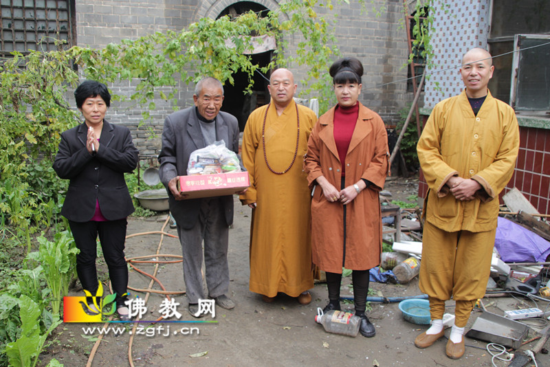万生法师带领弟子看望贫困户1_副本.jpg