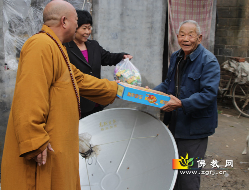 万生法师为贫困户赠送食品_副本.jpg