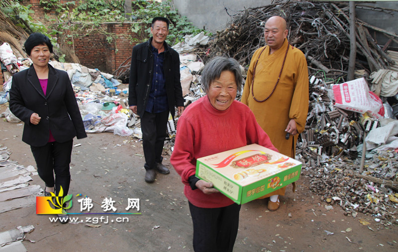 万生法师带领居士与村干部一同前往贫困户家中2_副本.jpg