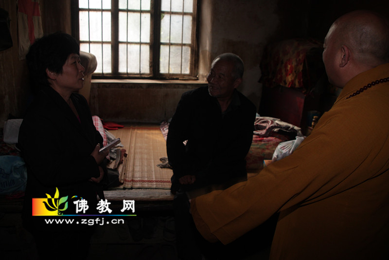 万生法师详细了解了贫困户的生活情况_副本.jpg