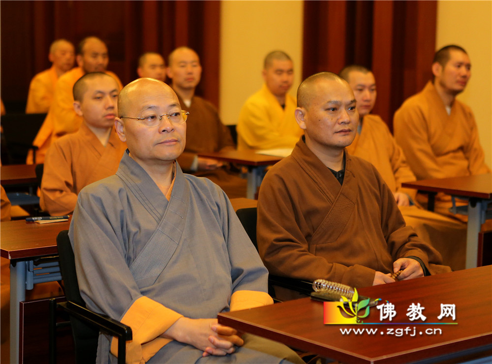 灵隐寺华严阁大众收看十九大会议直播02_副本.jpg