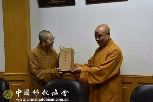 演觉副会长会见台湾中华人间佛教联合总会秘书长觉培法师一行.jpg