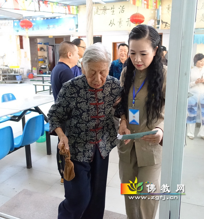 免费中医“正式启动第一天 现场_副本.jpg