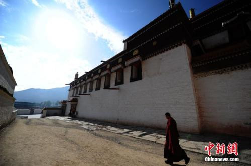 甘肃甘南全面保护拉卜楞寺 保障僧人住房医疗养老体系.jpg