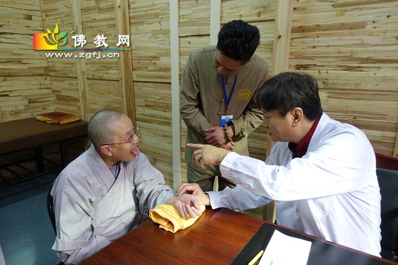 中医诊疗望、闻、问、切。医师认真负责,为病号检查身体。_副本.jpg