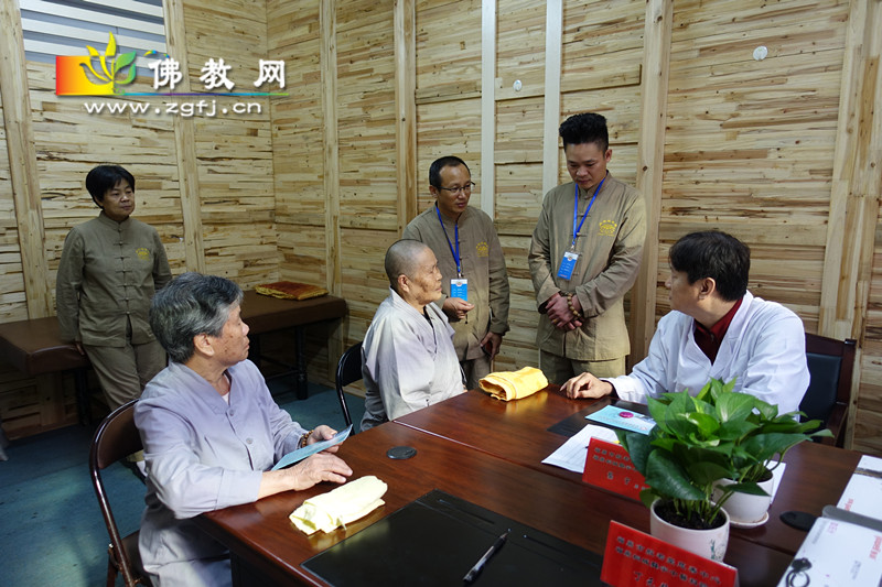 丁元龙医师为资国寺老菩萨诊治。_副本.jpg