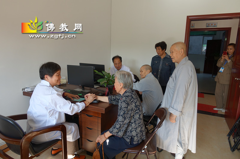 龚医师为病号正骨治疗膝关节病症。火针疗法古称“烧针”,是将针在火上烧红后快速刺入人体,以治疗疾病的方法。_副本.jpg