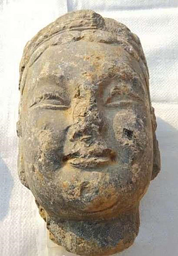 山东发现古寺庙遗址 出土佛头精美异常.jpg