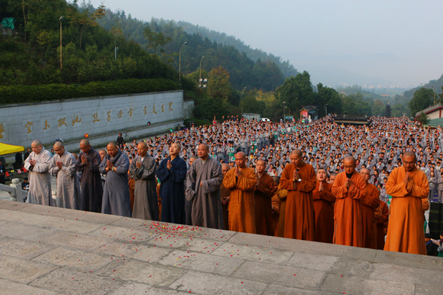 果卓法师带领信众朝拜地藏王菩萨圣像4_副本.jpg