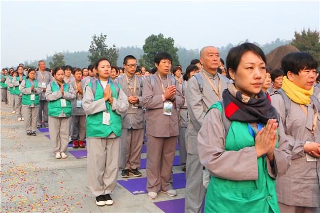 大众聆听果卓法师开示.jpg