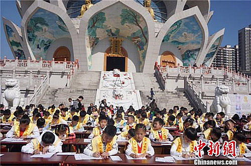 常州千年古刹千人抄经 祖孙同祈福献礼重阳.jpg