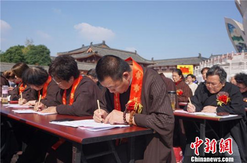 常州千年古刹千人抄经 祖孙同祈福献礼重阳.JPG